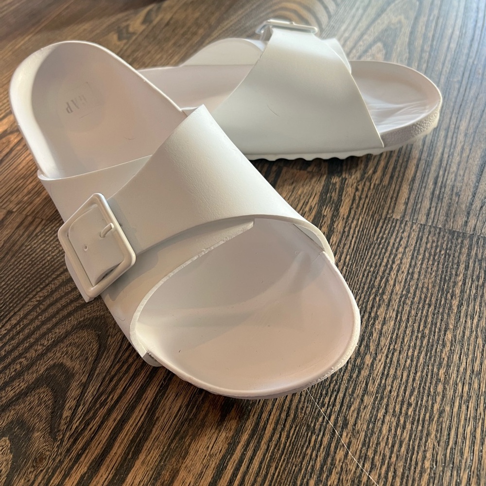 Gap buckle slides